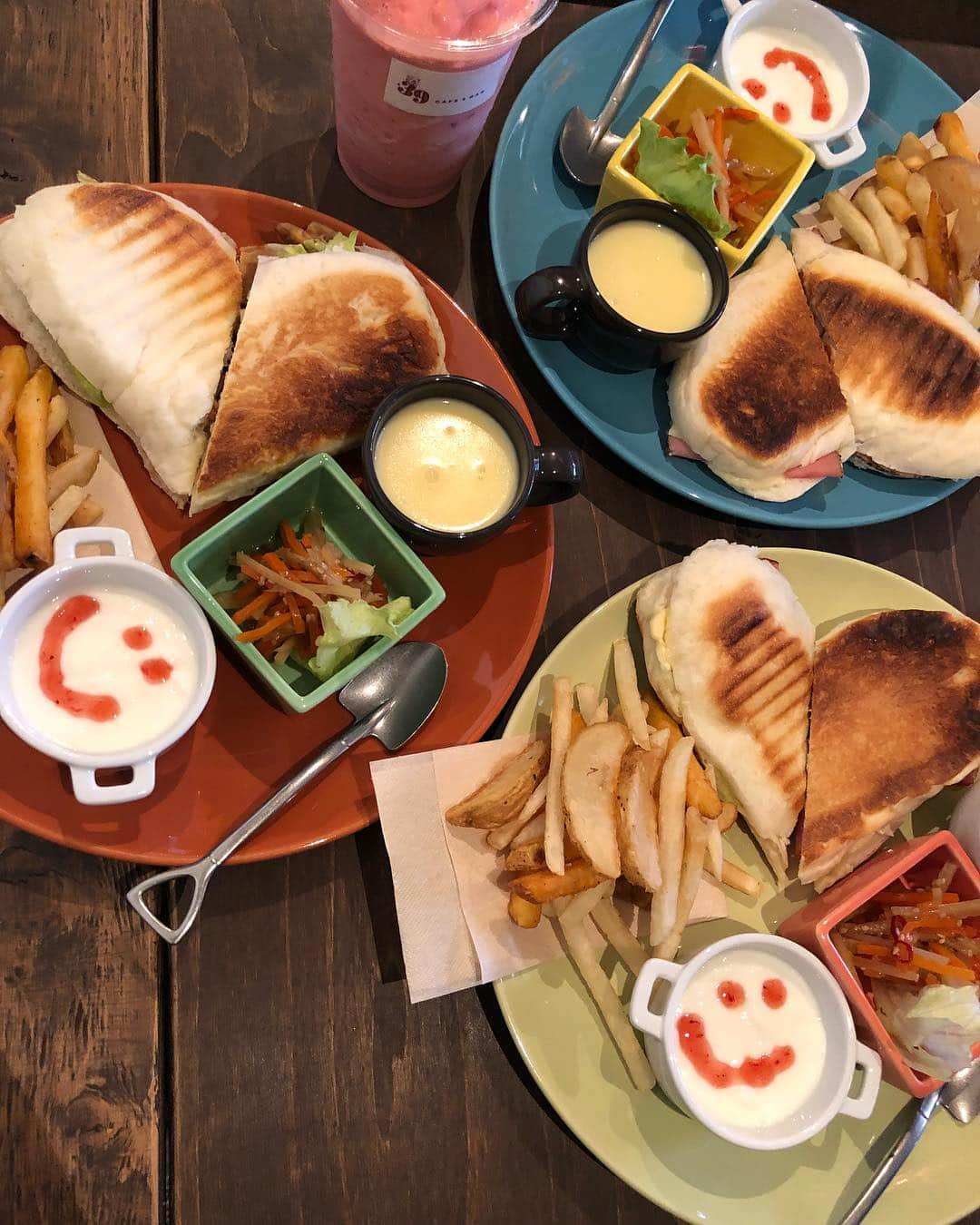 梶川永遠のインスタグラム：「いつかのlunch🥪 久しぶりに会っても変わらん仲良しさっていいなあって✌︎ ・ ・ ・ #39cafe #プラス39」