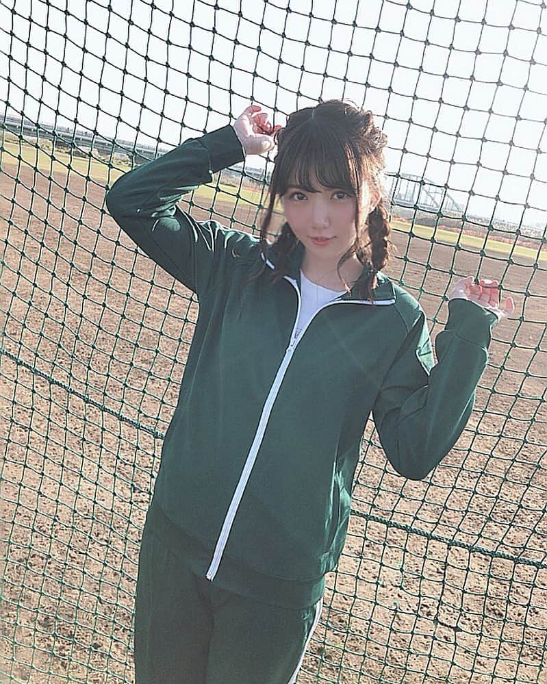 平口みゆきのインスタグラム：「映画「スリーアウト」絶賛撮影中です。 . 舞台みたいに長い期間一緒に居られないけど、その分1日中みんなと一緒に過ごせてだいぶ濃い日々です☺️ . . . 休憩時間のちょっとした会話とかおふざけも楽しいです。笑 . ちょこちょこと写真載せていきますね🧸💖 . #映画 #スリーアウト #JK #役 #笑 #芋ジャージ #ずっと #この髪型 🥳 #超 #お気に入り ♡ #飽きないでね 😕」