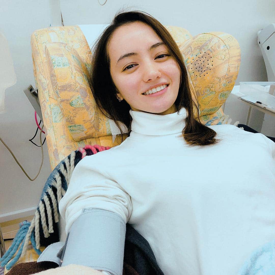 アヤカ・ウィルソンさんのインスタグラム写真 - (アヤカ・ウィルソンInstagram)「. 海のような青空の下、照り輝く太陽の光と心地よい風に包まれて、大好きな曲を流しての散歩。 最高な気分の中、ふと献血センターを目にする。 アヤカ「あっ献血してこっ！」 笑笑 えっ変わってるって？笑 変わってるかもね😋 . 今回も成分献血💉🏥！！ 最近、私のインスタを見て「献血行き始めました！」とか「献血久々に行きました！」と言ってくれる人がたくさんいて、とっても嬉しい😂❤️❤️みんなの献血で助かる患者さんがいるからね。 私1人だけでは微力だけど、みんな1人1人の協力で変えられることがあるから、ぜひ多くの人に献血に参加してもらいたいなぁ！😂💕. . みなさん、一緒に頑張りましょうね☺️✨. . P.S.おまけにDARSチョコとアイスもらって帰るよん😆✨笑笑 なんかキーホルダーまでもらった！かわいい❤️ . I just went to the Red Cross blood plasma donation. It’s nice to be able to do something I can do for someone else. . As long as you are healthy enough,why don't you join me and pay it forward 😆❤️. . #献血 #献血ルーム #成分献血 #笑顔  #献血行こう #献血中 #日本赤十字 #blooddonation #bloodplasmadonation #payitforward  #letsdonate #redcross #アヤカウィルソン #ayakawilson」11月27日 16時28分 - ayakawilson_official