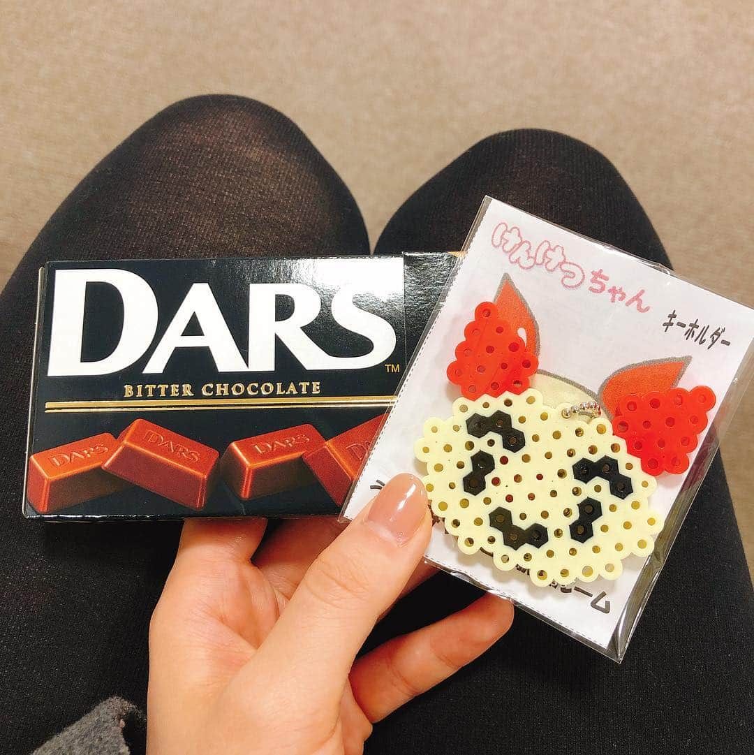アヤカ・ウィルソンさんのインスタグラム写真 - (アヤカ・ウィルソンInstagram)「. 海のような青空の下、照り輝く太陽の光と心地よい風に包まれて、大好きな曲を流しての散歩。 最高な気分の中、ふと献血センターを目にする。 アヤカ「あっ献血してこっ！」 笑笑 えっ変わってるって？笑 変わってるかもね😋 . 今回も成分献血💉🏥！！ 最近、私のインスタを見て「献血行き始めました！」とか「献血久々に行きました！」と言ってくれる人がたくさんいて、とっても嬉しい😂❤️❤️みんなの献血で助かる患者さんがいるからね。 私1人だけでは微力だけど、みんな1人1人の協力で変えられることがあるから、ぜひ多くの人に献血に参加してもらいたいなぁ！😂💕. . みなさん、一緒に頑張りましょうね☺️✨. . P.S.おまけにDARSチョコとアイスもらって帰るよん😆✨笑笑 なんかキーホルダーまでもらった！かわいい❤️ . I just went to the Red Cross blood plasma donation. It’s nice to be able to do something I can do for someone else. . As long as you are healthy enough,why don't you join me and pay it forward 😆❤️. . #献血 #献血ルーム #成分献血 #笑顔  #献血行こう #献血中 #日本赤十字 #blooddonation #bloodplasmadonation #payitforward  #letsdonate #redcross #アヤカウィルソン #ayakawilson」11月27日 16時28分 - ayakawilson_official