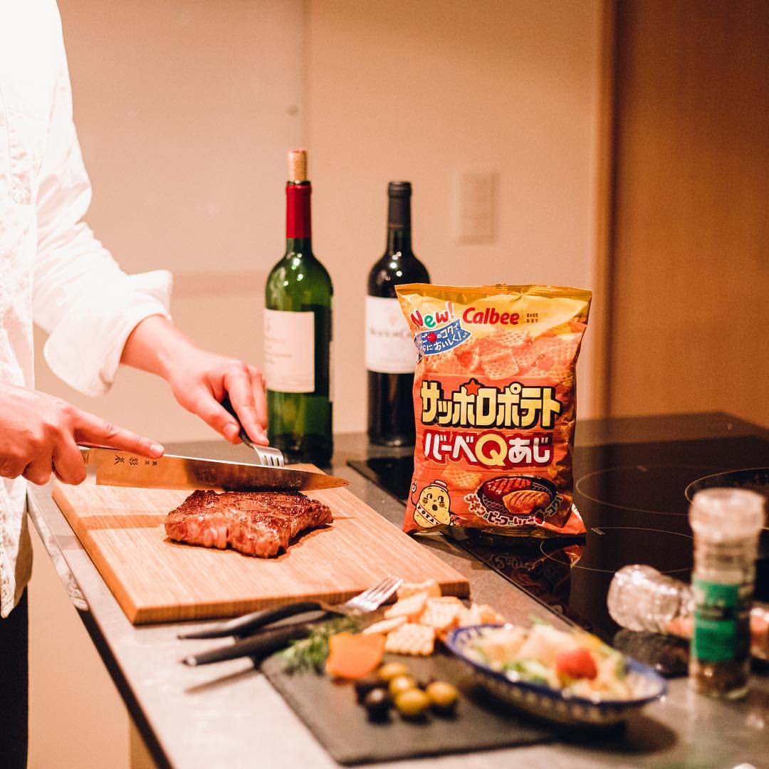 カルビー サッポロポテトのインスタグラム：「もうすぐ！いい肉の日！！🍖. , カルビーの肉スナックといえば、やっぱりサッポロポテトバーベQあじ！ なんと本物の肉を生地に練り込んでいます！. . 1974年発売当時では業界初で、画期的な製法でした！素材の味わいを活かし、手間暇かけた料理のように丁寧に。仕込みから出荷まで、約3日間。. その時間をかけた製法は発売から今日まで変わらないサッポロポテトバーベQあじのこだわり〜 . . 皆さん、リニューアルしたサッポロポテトバーベQあじ、召し上がって頂きましたか？. . 生地に「りんごピューレ」を、味付けに「りんごパウダー」をプラスしました。初めて、原料に果実をを加えるリニューアルしました。 肉のスナックなのに、なぜりんご？？. それはカレーの隠し味としてりんごを入れることからヒントをもらいました。 特有の肉＆スパイス感はそのままに、りんごのコクと甘みが加わることで、お子様も食べやすく、且つ奥深い味わいに～. . パッケージも変わりましたよ！チキン＆ビーフのイラストをよりおいしそうに、リアルに改良しました。. . まだ召し上がっていない方、ぜひいい肉の日に肉のスナックサッポロポテトバーベQあじをご賞味ください。. . #サッポロポテトとベジたべる #いい肉の日 #肉」