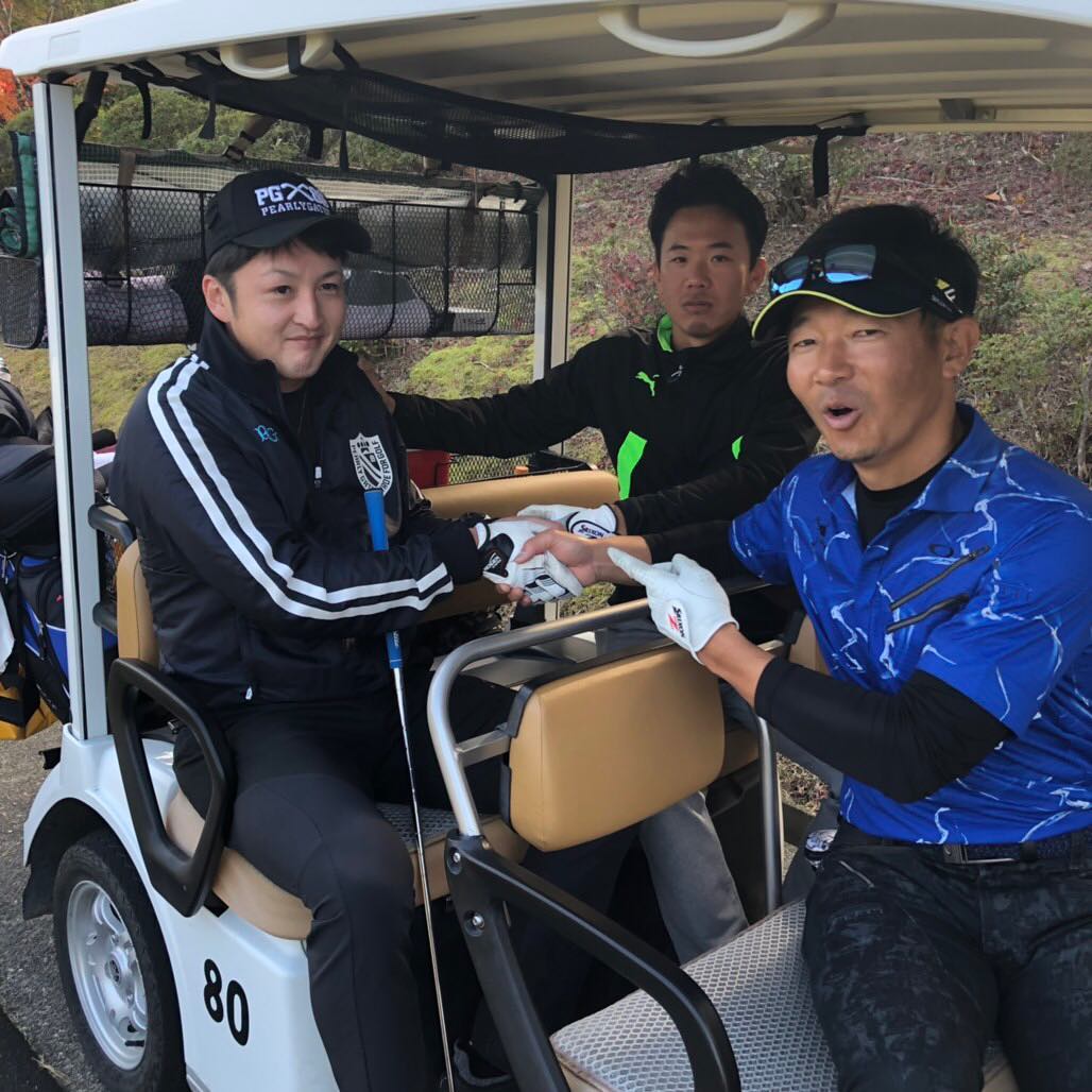 阪神タイガースさんのインスタグラム写真 - (阪神タイガースInstagram)「今日、28歳の誕生日を迎えた飯田投手🎂おめでとうございます‼️ #飯田優也 選手 #28th #happybirthday #hbd🎂 #おめでとうございます🎉  #鈴衛佑規 BC #横川雄介 BCも一緒にお祝い #阪神タイガース」11月27日 16時45分 - hanshintigers_official