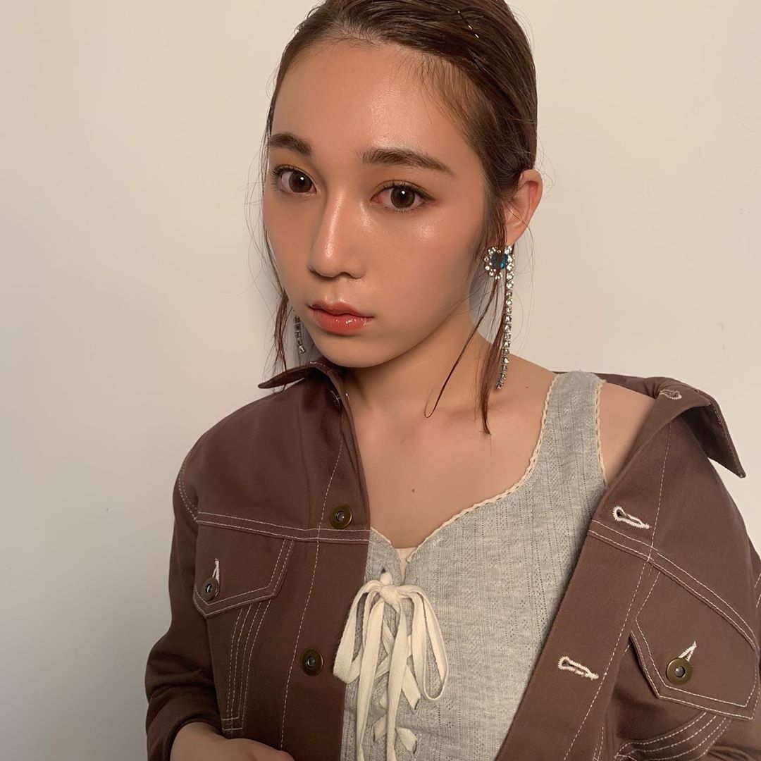 高橋有紀のインスタグラム：「久々の古川優香ちゃんと撮影❤︎ 可愛かった〜〜 色々似合うからヘアメイク楽しかった❤︎ #osakana_yuki  #hairmake イヤリングは公開前で初だしだけど、コラボの次回作🙊」