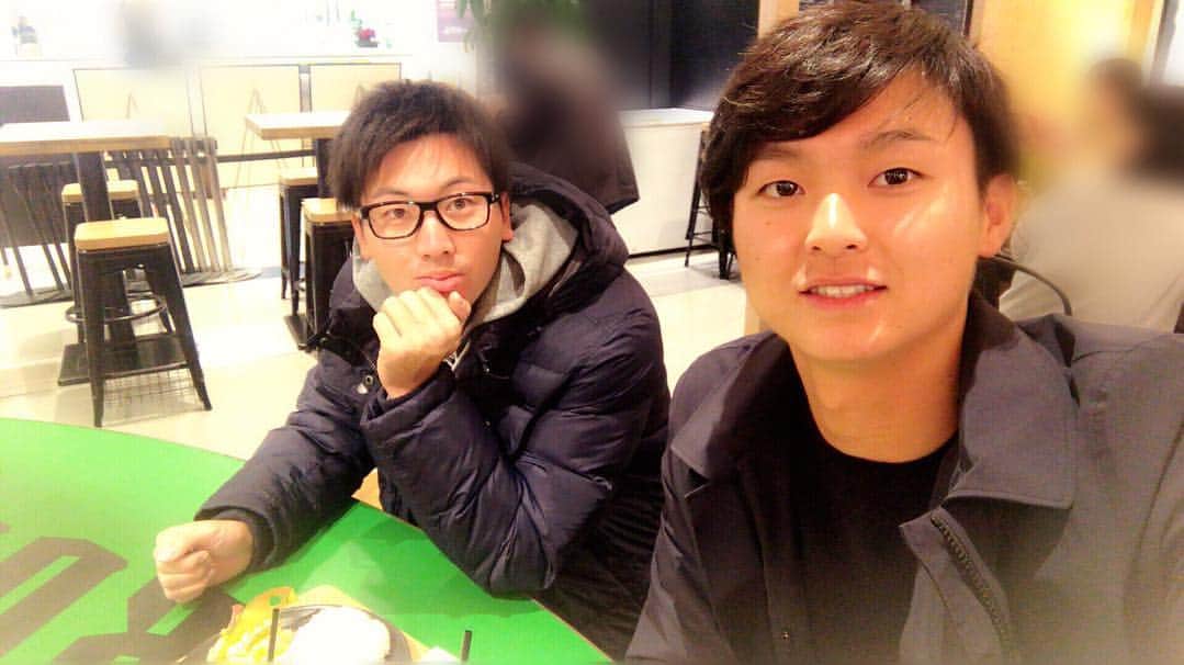 鈴木遼太郎のインスタグラム：「. お疲れ様です🥚 . 今日は瑛斗と新千歳空港にある fighters dining「ROSTER」の方に行ってきました！ . 今日食べたのはランチメニュー！ すごく美味しかったです^ ^ . #ROSTER #鈴木遼太郎  #田中瑛斗」