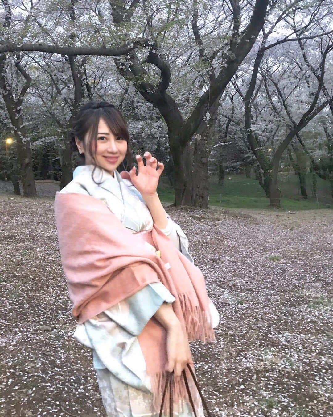 吉田早希のインスタグラム：「たまには和服姿も載せましょうかね(⍢) 2枚目は倉持由香ちゃんと青山ひかるちゃん！！ 着付けは江守巨匠がやってくださいました🤗  #instagood #instagramers #instagood #followmeto #japan #gravureidol #自拍 #kimono #kimonogirl」