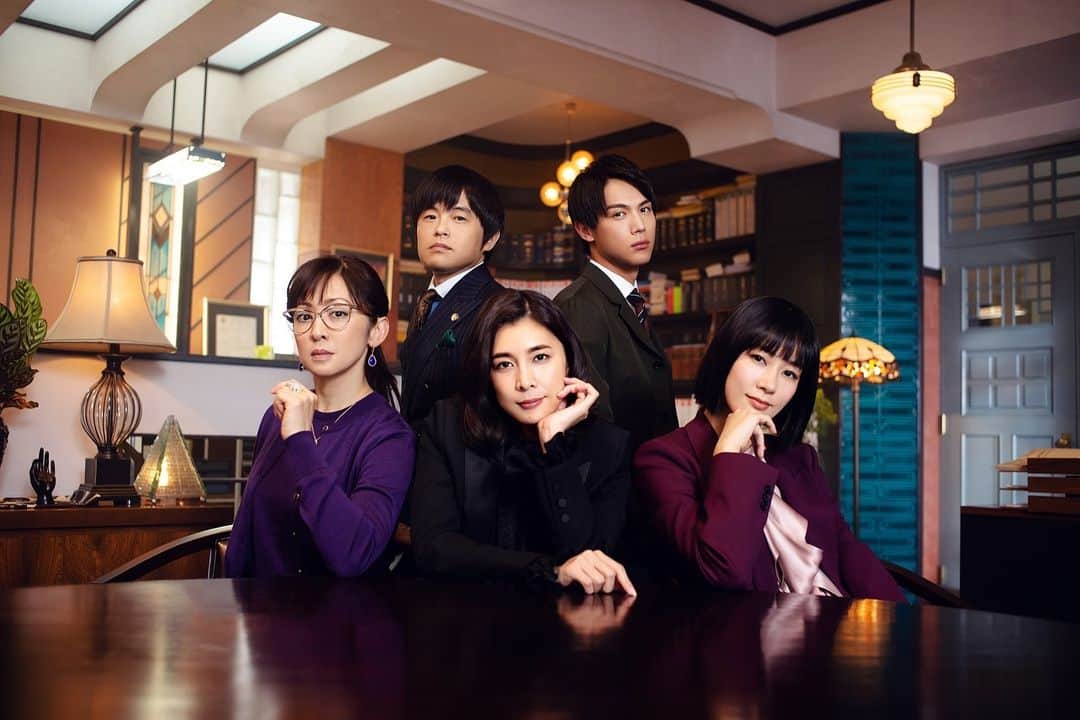 水川あさみのインスタグラム：「情報解禁☝️ 2019年1月10日22時から始まるドラマ『QUEEN』に出演します。絶賛撮影中。 とてもユニークで破天荒な5人組💋このメンバーでスキャンダラスな事件解決していきます💁🏻‍♀️💁🏻‍♀️💁🏻‍♂️💁🏻‍♀️💁🏻‍♂️」