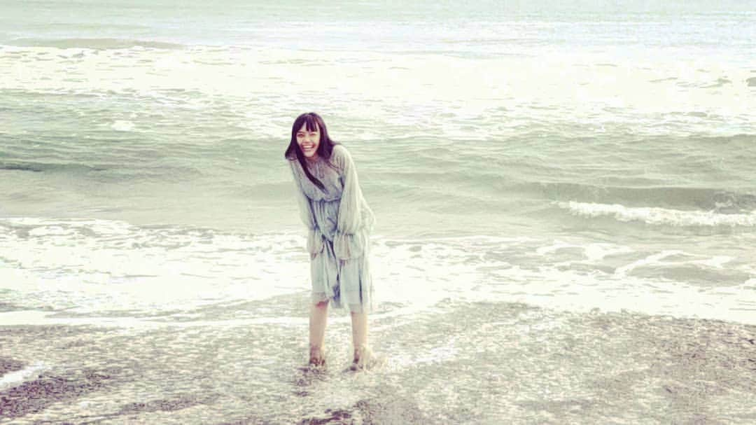 松井愛莉さんのインスタグラム写真 - (松井愛莉Instagram)「この前撮影で久しぶりに海ではしゃぎました笑 マネージャーさんがGalaxyで撮ってくれた動画、やっぱり画質が綺麗📷❤ #GalaxyNote9 #ambassador」11月27日 17時52分 - airi1226_official