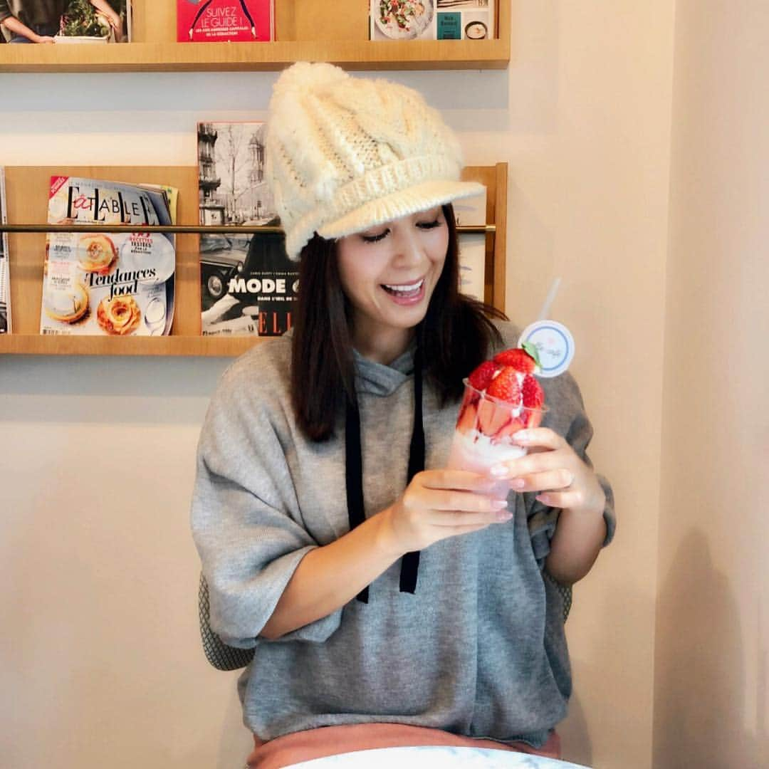 黒田麻理耶さんのインスタグラム写真 - (黒田麻理耶Instagram)「. 初めての#ストロベリーボンボン 🍓🍓 . はるぴ(@harupi_diary)と久々に語った2時間、 あっという間〜😂❣️ . #ELLEcafe  #ELLEcafejapan #ELLEcafeaoyama  #表参道  #青山 #いちご  #ボンボン  #スイーツ」11月27日 18時17分 - mariya_kuroda