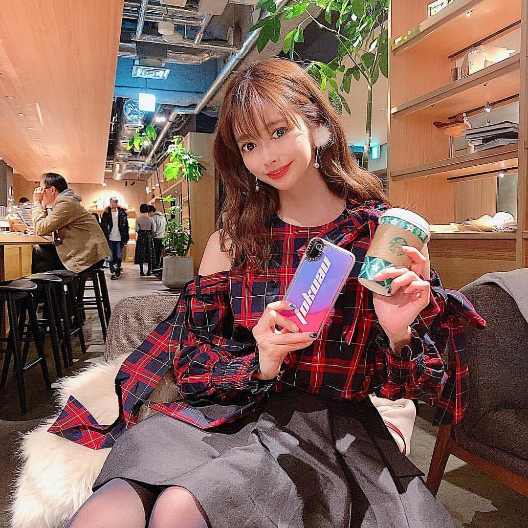 得あゆさんのインスタグラム写真 - (得あゆInstagram)「iPhonexsmasに変えた💗 ケースも新しく💗❤️ @casetify_jp キラキラケースの次はネオンケース💗❤️ 《 TOKUAU 》って書いてあります✨ #iphonexsmax ・ ・ ・ ・ ・ ・ #カフェ#カフェ巡り#お洒落#ファッション#冬#秋#コーデ#コーディネート#ヘアスタイル#ヘアアレンジ#カメラ女子#スタバ#アクセサリー#渋谷#イルミネーション#デザート#おやつ#スカート#shibuya#illumination#check#iPhone#accessory#starbucks#cafe#camera#winterfashion#coordinate#japanesegirl」11月27日 18時26分 - tokuayu819