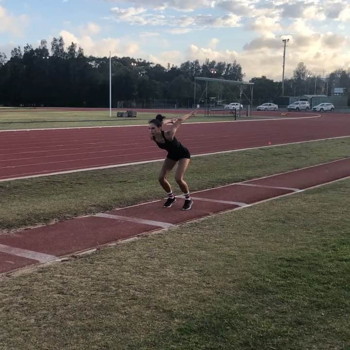 テイレイハ・クラークのインスタグラム：「I think these socks make me jump further #triplejump」