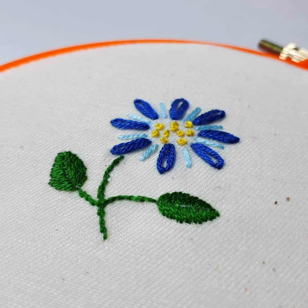 ユリルリよしかわりほこのインスタグラム：「ステッチの練習を終えたので初めてのお花の刺繍！ ガタガタでも形になると嬉しいもんです(*´ｪ`*) #刺繍 #刺繍初心者 #お花」