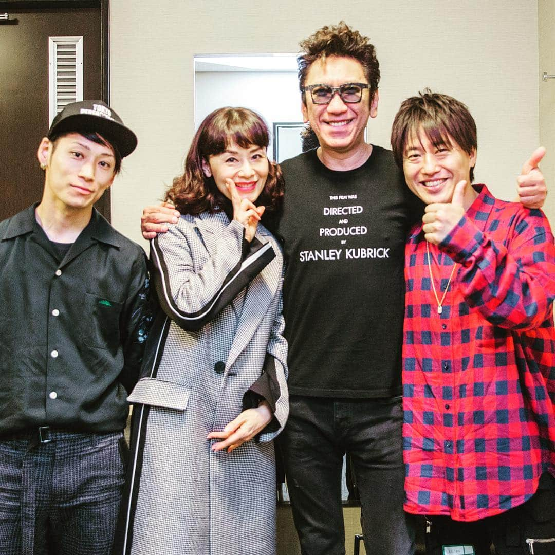 布袋寅泰さんのインスタグラム写真 - (布袋寅泰Instagram)「NHKホール終演後楽屋にて。真央さんありがとう！コブちゃん大阪マラソン自己ベスト更新おめでとう！TAKUYA∞熱い眼差しをありがとう！ photo by 山本倫子 #布袋寅泰 #tonightimyourstour #大地真央  #小渕健太郎 #takuya #UVERworld」11月27日 19時09分 - hotei_official