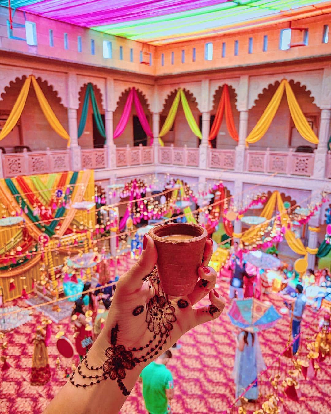 Girleatworldさんのインスタグラム写真 - (GirleatworldInstagram)「🇮🇳 A cup of chai while waiting for the henna on my hands to dry off. Downstairs, Mehendi (henna body art) ceremony was on full force - there was music, drums, tons of colorful decors, and people were dancing, getting mehendi designs applied to their hands, while others are sipping on a cup of chai.  Chai is a spiced tea beverage originated from India. The base is usually a strong black tea mixed with various indian spices - usually cardamom, cinnamon, cloves, ginger, and black peppercorn. Despite the Indian origin, the name Chai likely originated from Mandarin word for tea, which is "cha". Chai is often served in a "cutting" portion (half a cup) and in most part of North India, it's usually served in an unglazed clay cup called Bhar. These clay cups are only to be used once - I was quite surprised when I saw people throwing away their clay cups into the bin, but these cups are actually environmentally friendly. The clay would return back into soil once disposed, unlike plastic cups. Clay also has tons of health benefits compared to using plastic cups. I'm totally a fan!  I was in India last week for a friend's wedding in Rajashtan which was just the most insane wedding celebration I've been a part of thus far (if you missed my stories on it, you can view the highlight on my profile!). The wedding lasted an ENTIRE weekend and consisted of multiple cultural ceremonies. I was on sensory overload and learning tons about Indian culture and food.  My favorite food discoveries? Chai (of course), Paneer (in anything) and Pani Puri. They're not exactly new to me - I've had them in Singapore but they just seem to taste a thousand times better in India. Thank you Akanksha and Aditya for having us! ❤️ Definitely a memorable weekend for me.  #shotoniPhone #iPhoneXSMax #india #rajashtan #chai #clay #bhar #incredibleindia #mehendi #mehndi #indianwedding #indian」11月27日 19時02分 - girleatworld