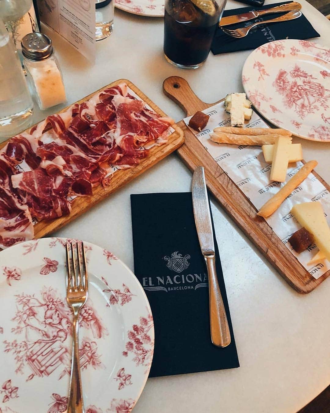 Top Dog Photoのインスタグラム：「TOP Barcelona 🥘 @elnacionalbcn 📷 por @vai.comer •  #topbarcelonaresto Visita la galería de nuestro artista destacado para conocerlo y darle cariño !! Look at the featured gallery to share the L❤️VE #communityfirst」