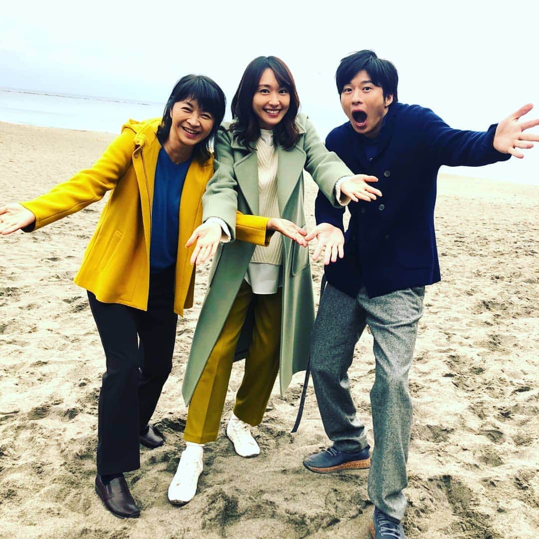 日本テレビ「獣になれない私たち」のインスタグラム：「相模湾から更に愛を込めて❤️ #新垣結衣  #田中圭 #田中美佐子 #１話でもこの3ショット #顔合わせのレストランシーン #あそこから激動の3人 #でもみんないい笑顔 #ノリノリで写真撮影 #この3人は再び会えるのか #御注目ください #獣になれない私たち  #けもなれ  #第8話はあした水曜よる10時」