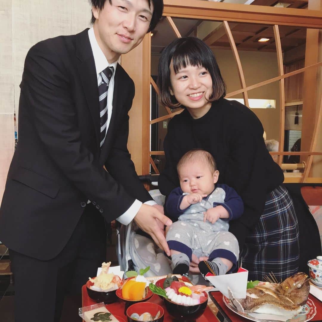 214krnさんのインスタグラム写真 - (214krnInstagram)「お宮参り×お食い初め ・ 先週末静岡でお宮参り◎ こっちは3ヶ月でするらしい🤔 七五三シーズンとかぶって 大きい大社やったし激混み🤣 ・ 無事祈祷してもらったし 健やかに成長してくれると いいなぁ😌😌😌 ・ もうすぐ3ヶ月やし 両家揃ってるしお食い初めも👶🏻 一生食べ物に困りませんように🙇🏻‍♀️ ・ 母乳もいっぱい飲むし、 標準よりちょっと大きいけど 健康ならなんでもいーよ👶🏻💓 これからの成長もたのしみだ🤤」11月27日 19時42分 - 214krn