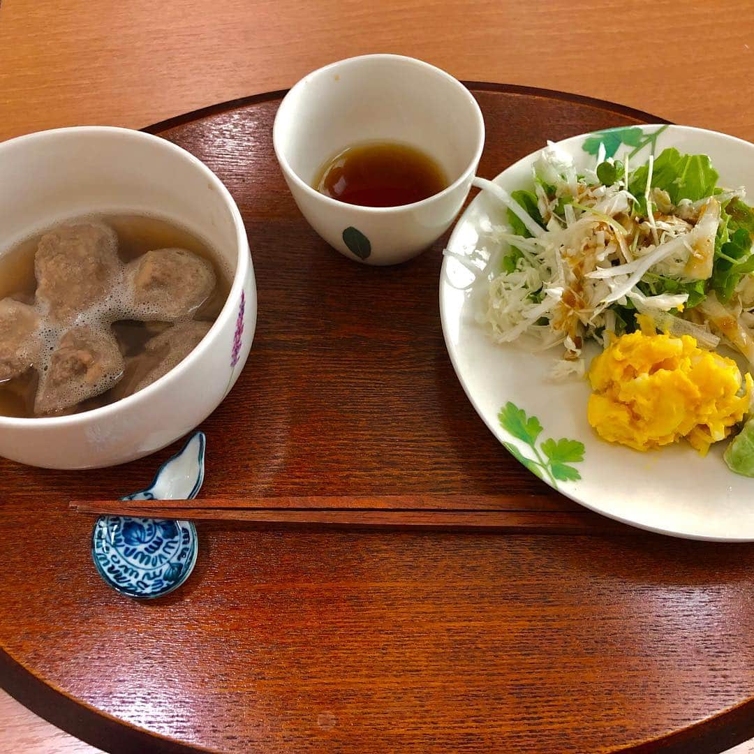 福本義久さんのインスタグラム写真 - (福本義久Instagram)「【3日間断食】  遅めの夏休みの序盤を使った断食が終わりました。 1日2回の酵素風呂、その後にトマトジュース。お水、紅茶、玄米酵素の摂取のみで3日間。体重は−4キロでした。  以下すべて個人の感想ですが、  ①代謝が良くなった(気がする) ②頭がスッキリする(ような…) ③時間が経つにつれて元気になっていく(感覚がありました。) 回復食は野菜と蕎麦がきでしたが、野菜本来の甘みを凄く感じます。普段いかに濃い味を好んでいたか、また食べることも当たり前ではないということも感じました。 プチファスティングなどもこれからは取り入れいきたいと思います！  #断食 #ファスティング #断食道場 #士別市 #しずお農場 #UHB #アナウンサー #福本義久」11月27日 19時48分 - uhb_fukumoto