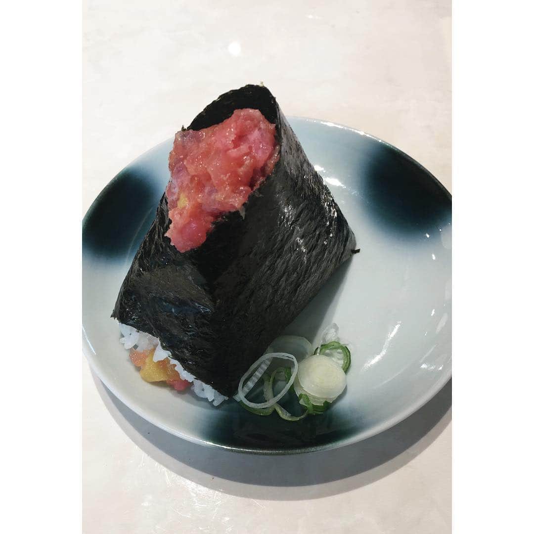西島まどかさんのインスタグラム写真 - (西島まどかInstagram)「＼米、米、鮪／ 美しくて美味しい。 #おにぎり #おにぎりパトロール #麺散 #とろたくおにぎり #まどかとごはん」11月27日 19時52分 - nishijima_madoka