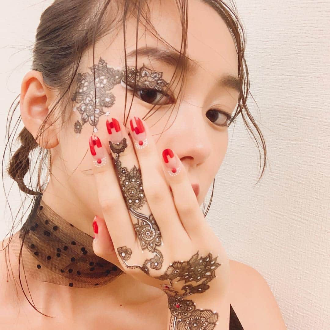 桐谷美玲さんのインスタグラム写真 - (桐谷美玲Instagram)「@ginger_magazine の連載で レースのペイント✨これ手書きなの。すごすぎ。」11月27日 20時00分 - mirei_kiritani_