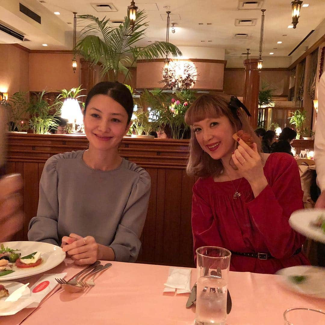 SHOKOさんのインスタグラム写真 - (SHOKOInstagram)「先月のことですが、家族のバースデーを南青山「アントニオ」にてお祝いした時の写真🎂✨ちょうどイタリアの妹やアメリカの叔母たちも帰国していて、こうして家族揃ってお祝い出来ることを改めて幸せに思いました❤️ 家族ぐるみで仲良しの高橋マリ子ちゃんfamilyも一緒に。 写真2枚目は二次会、六本木のピアノバーにて。ジャズ歌手であり小説家ヘンリー・ミラーの奥様、ホキ徳田さんとは長いお付き合い🎹 生演奏の楽しい音楽と、昔にタイムスリップしたような空間で、スペシャルな夜を過ごしました🌙✨ また先日は、マリ子ちゃんにとって初の字幕翻訳映画「FORBIDDEN POWER」の試写を観に行きました🎬ストーリーのダイナミックで意外な展開、随所に込められた哲学的なメッセージ、色彩豊かな映像に見入った90分。字幕は、知的で表現力豊かなマリ子ちゃんらしく、小さな英語のニュアンスまで繊細な表現で翻訳されていて✨初めてとは思えないような才能の新たな発見でした。今後の活躍も楽しみ！」11月27日 20時15分 - shoko_london