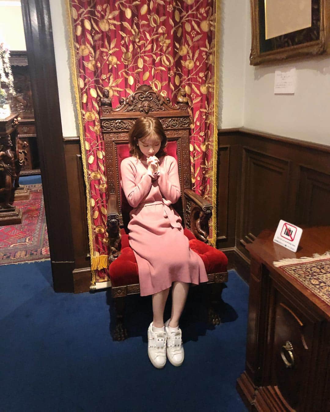 南りほのインスタグラム：「数日前に少しだけ関西の実家に帰ってました👶🏼♥️ これは、サタンの椅子に座って願い事してる様子🌈笑 数年前行った時の願い事も叶ったから今回も叶いますように…🙊💓 #サタンの椅子」
