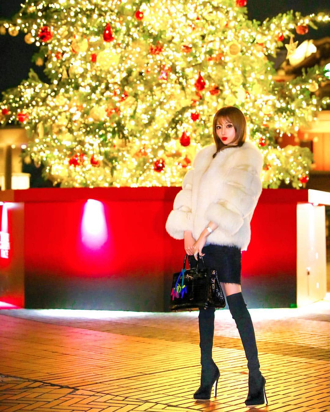 愛沢えみりさんのインスタグラム写真 - (愛沢えみりInstagram)「. キラキラりん〜🎄🎅🌹 何だかとってもhappy〜🐩💓 . 自然体な自分😌 マツエクもカラコンもエクステも外した笑笑🤭👋 なんだかスッキリ😊💕👩‍❤️‍💋‍👩 . #Emiriawiz#fashion#winter#christmastree」11月27日 20時22分 - emiri_aizawa