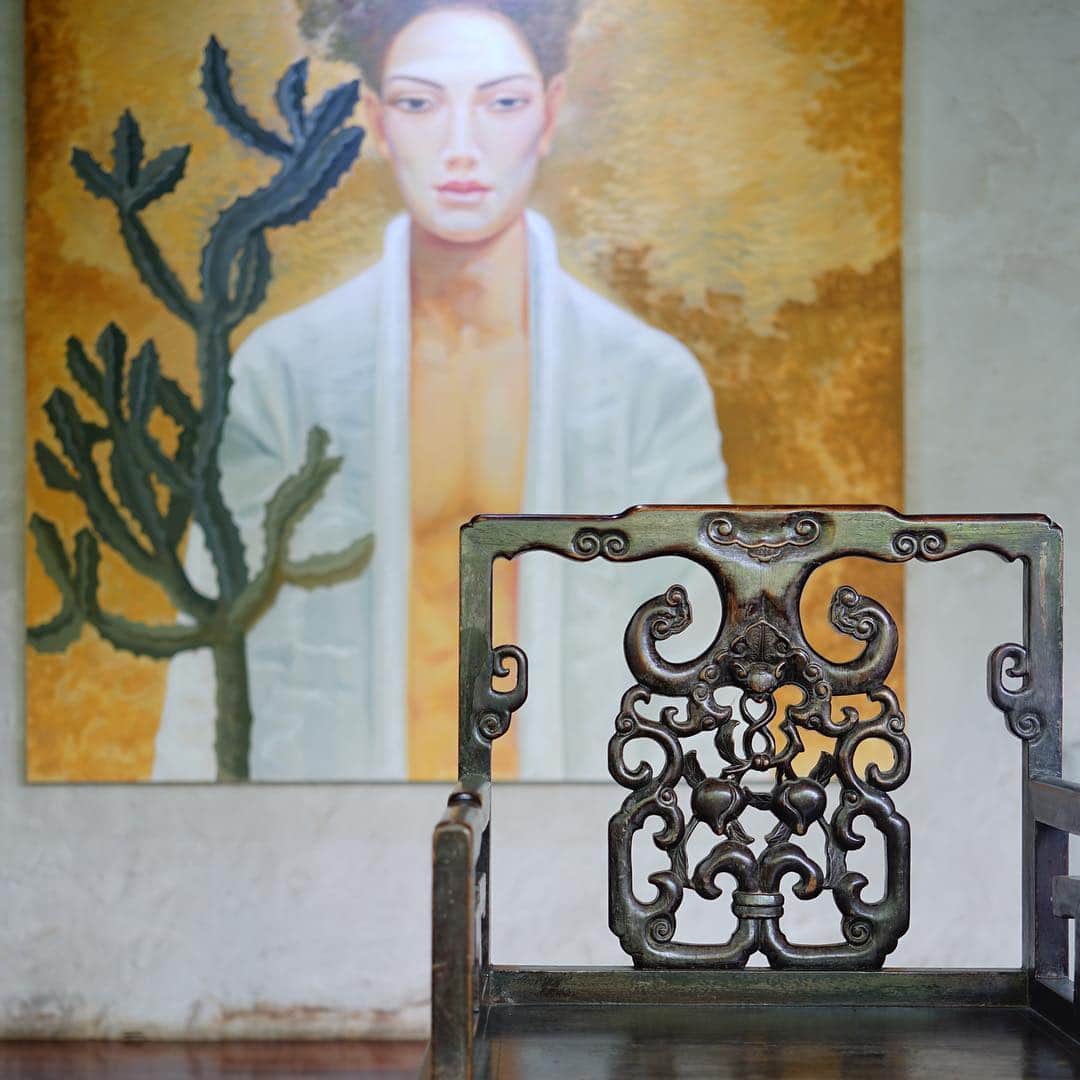 戸田さと美さんのインスタグラム写真 - (戸田さと美Instagram)「Casa BRUTUSアジアのリゾート100に選ばれ、チェンマイに行くなら絶対に宿泊したかった 【Villa Mahabhiromヴィラ・マハビロン】  タイの伝統的家屋をタイ中部各地から収集し再生して作られた14室のオールヴィラホテル。100年以上前のヴィンテージハウスにはオーナーが世界各地から集めたアンティークやローカルアーティストの彫刻と絵画が配され、タイの伝統とアートが融合した個性的な空間をつくりだしています。  私が宿泊したときも5組くらいしかいなかったから、本当に静かで、プールは二人締めでした。  スタッフのホスピタリティも素晴らしく、最高の時間を過ごさせていただきました。  ありがとう❤️ #villamahabhirom#コムローイ祭り #コムローイ#ランタン#ランタン祭り#駐在妻 #バンコク#bangkokfashion #カメラ女子 #thesukhothaibangkok #pool #poolside #holidays #シングルマザー#relax#photography #バンコク生活#バンコク子育て#trip #travel #travelphotography #海外移住 #mama #ママ起業家 #夢が叶った #楽しみいっぱい #hotel」11月27日 20時45分 - satomitoda