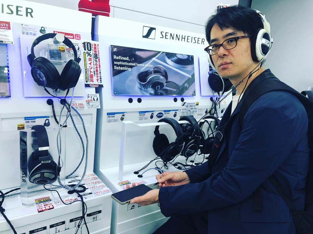 のインスタグラム：「ヘッドフォンコーナーで試聴しようとしたんだけど、俺のiPhone XS Maxにはヘッドフォンジャックがないじゃないか！  変換アダプタなんか持ち歩いてないし、試聴できずにその場を去りました。  #sennheiser #ゼンハイザー #ヨドバシカメラ #ヘッドフォン #headphones🎧 #iphonexsmax #yodobashicamera」