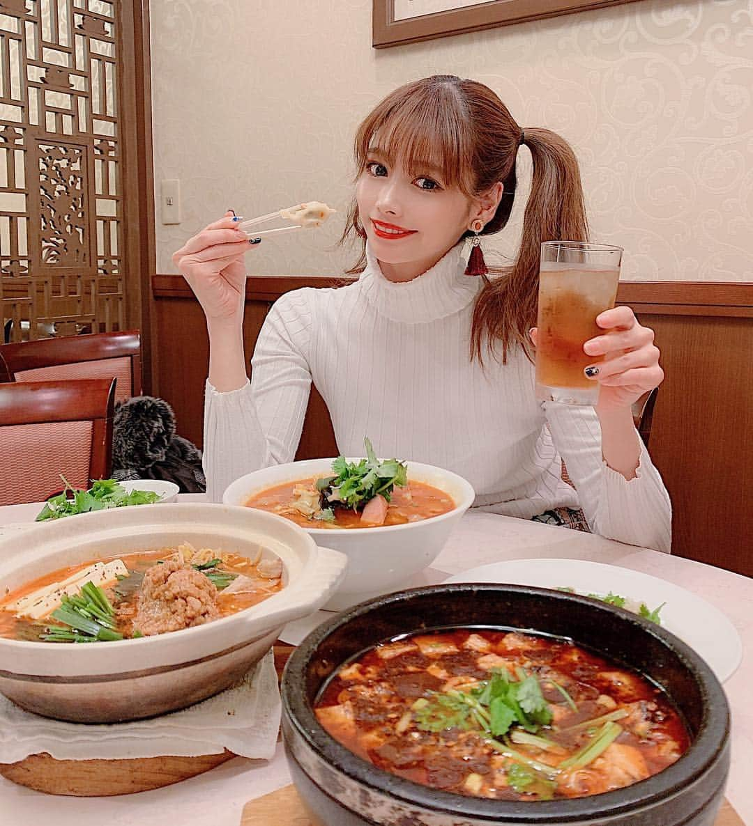 得あゆさんのインスタグラム写真 - (得あゆInstagram)「横浜中華街🇨🇳👉🏻 また選べなくてたくさん写真載せた。笑 7枚目動画🍻 ・ 永福楼さんにて中華🥟🔥 麻婆豆腐、マーラータン、パクチー魚炒飯、しびれ鍋、パクチー水餃子を頂きました！パクチー&辛いもの好きにはたまらない🔥 インスタ映えメニュー🔥 マー活しび活(しびれる麻婆豆腐)にハマりそう〜🔥 ぜひ横浜中華街に行った時は行ってみてね❤️ ・ ・ ・ ・ ・ ・ #永福楼#横浜中華街#マーラータン#pr#ぐるなび#麻婆豆腐#グルメ#食べ歩き#夜ごはん#中華#横浜#散歩#旅#女子旅#友達#カップル#家族#デート#ダイエット#カメラ女子#インスタ映え#China#hot#Chinafood#gourmet#diet#dinner#healthy#date#walking」11月27日 20時56分 - tokuayu819