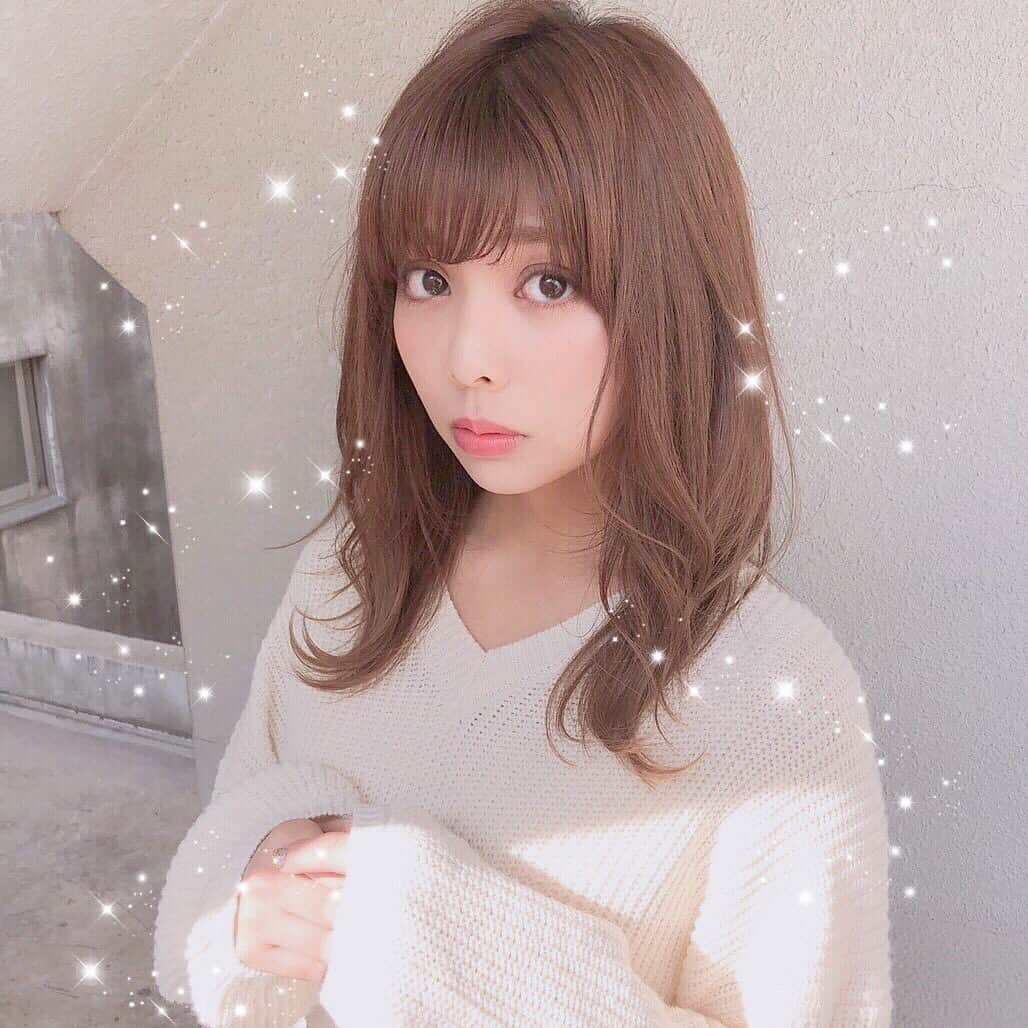 住谷風花さんのインスタグラム写真 - (住谷風花Instagram)「🎀 外での撮影でした💁🏻‍♀️ ゆる巻きって可愛い(灬ºωº灬)❤️❤️ 皆さんはどんな髪型がタイプですか？🤔 ちなみに髪の毛伸ばし中です🙈 . お問い合わせはDMにお願いします🙇🏻‍♂💌 . #サロンモデル#モデル#ヘアアレンジ#撮影#撮影データ#東京#表参道#表参道美容室#美容室#巻き髪」11月27日 21時11分 - fuukauramoto