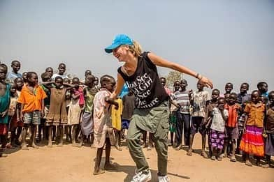 カーラ・デルヴィーニュさんのインスタグラム写真 - (カーラ・デルヴィーニュInstagram)「I’ll never forget my experience traveling to Uganda with @GirlUpCampaign and @Refugees meeting the refugee girls who feared having to get married at 13 because they couldn’t afford the books, supplies, and uniforms to go to school. Today on #GivingTuesday, I’m inspired by their strength and the power of @GirlUpCampaign’s incredible Club leaders around the world who are fundraising to help give girls in Uganda a chance to stay in school and decide their own futures. Join me and donate by clicking on the link in my bio」11月27日 21時29分 - caradelevingne