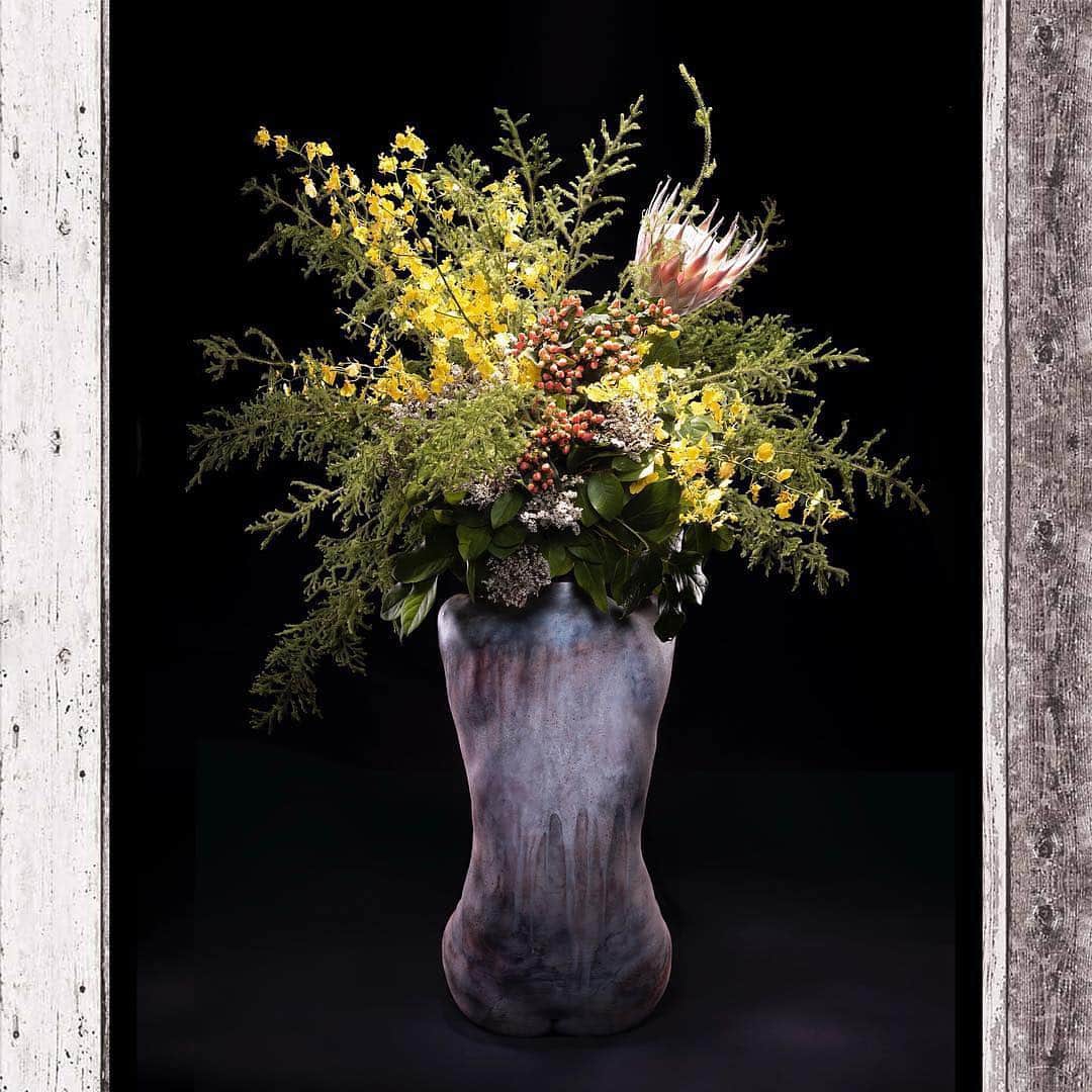 Amazing JIROさんのインスタグラム写真 - (Amazing JIROInstagram)「I painted on the models’ back to make it look like a vase. “Human Flower Vase”  Body paint : #amazing_jiro Flower art : @daisuke_shim Photo : @kodamax_photo  #daisukeshimura #bodypaint #paint #backpainting #flower #vase #art #flowerart #illusion #illusionart #ボディペイント #ペイント #フラワー #花 #花瓶 #アート #フラワーアート」11月27日 21時47分 - amazing_jiro