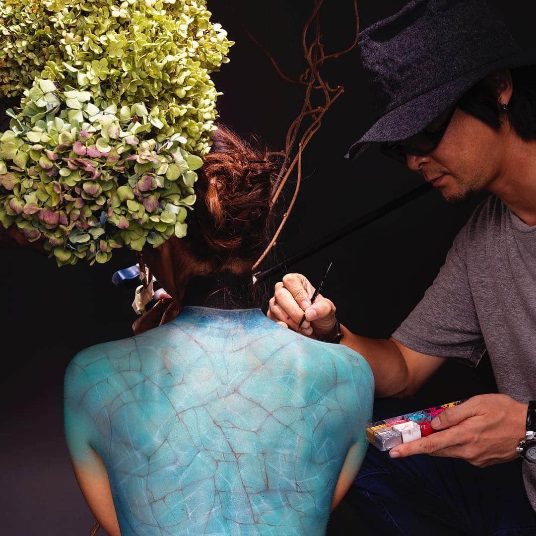 Amazing JIROさんのインスタグラム写真 - (Amazing JIROInstagram)「I painted on the models’ back to make it look like a vase. “Human Flower Vase”  Body paint : #amazing_jiro Flower art : @daisuke_shim Photo : @kodamax_photo  #daisukeshimura #bodypaint #paint #backpainting #flower #vase #art #flowerart #illusion #illusionart #ボディペイント #ペイント #フラワー #花 #花瓶 #アート #フラワーアート」11月27日 21時47分 - amazing_jiro