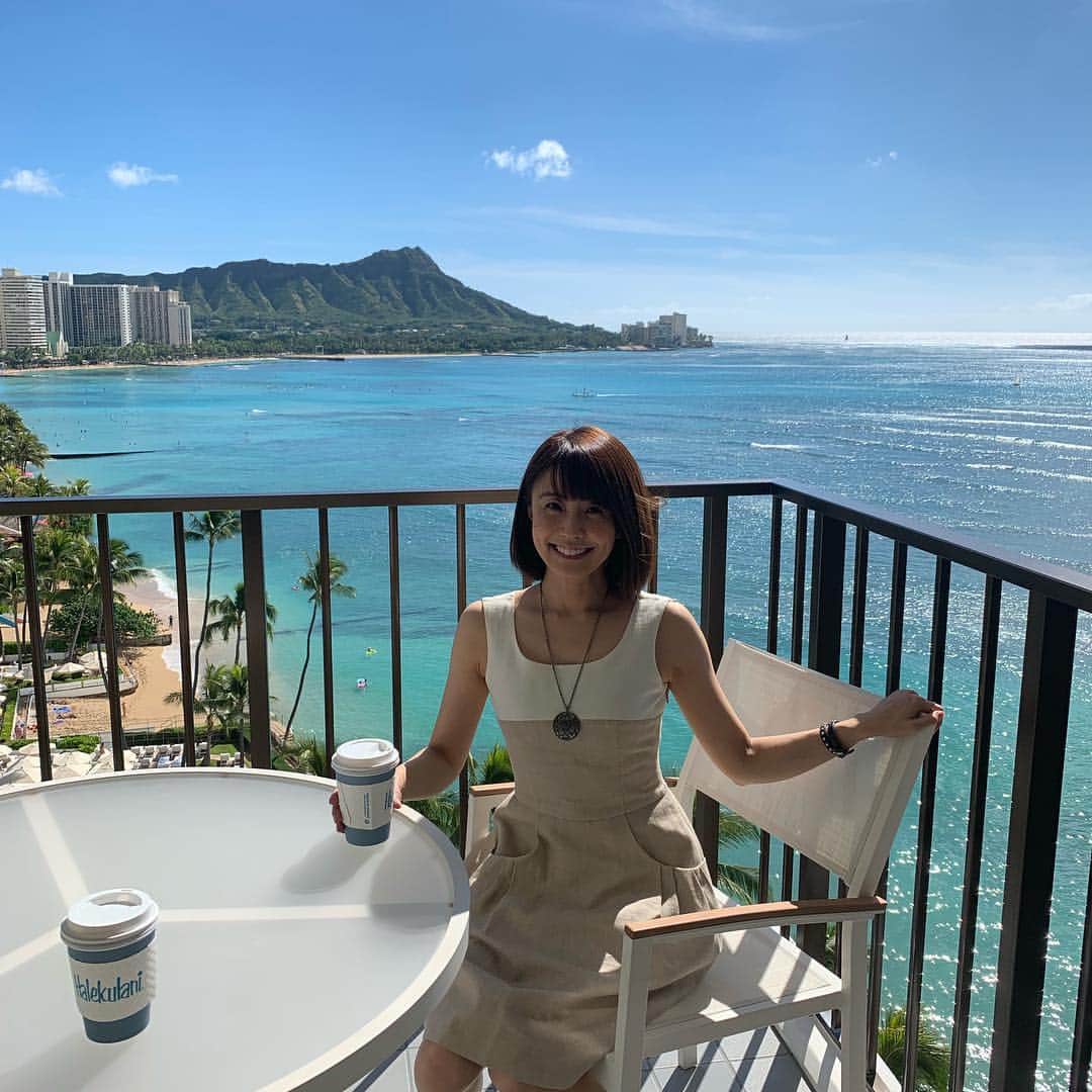 小林麻耶さんのインスタグラム写真 - (小林麻耶Instagram)「アロハ🌺 #ハレクラニ #ラナイ #コーヒー飲みながら  #午後の予定を立てる #ラナイとはベランダ✨ #halekulani #halekulanimoment」11月28日 7時36分 - maya712star9