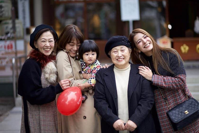 スザンヌさんのインスタグラム写真 - (スザンヌInstagram)「七五三👘﻿ 4世代👵🕵️‍♀️🙋‍♀️👩👶﻿ 女系編。﻿ ﻿ ばあちゃんもお昼約束があるのに朝から来てくれて←いちばん忙しい。笑笑 ﻿ ﻿ 母には息子の袴の肩上げから着付けまでしてもらって、﻿ ﻿ 妹はいつもわたしたち親子の最強な味方だし、﻿ ﻿ 姪はただただ可愛くて﻿ わたしたちをいつも笑顔にしてくれるし、﻿ ﻿ この家族に産まれて﻿ 育ててもらってほんとに幸せだし、心から感謝してます🙏←普段面と向かってはなかなか言えないからここで。﻿ ﻿ 喧嘩もするし、大変なこと今までもこれからもたくさんあると思うけど、これからもどうぞよろしくね❤︎﻿ ﻿ そして最後のばあちゃんと、息子との写真なかなかないから撮ってもらえて嬉しい😆﻿ ハニカミながらも﻿ ばあちゃんをぎゅーとする﻿ 息子が可愛かったなぁ❤︎﻿ ﻿ ﻿ #七五三﻿ #七五三ってなんだかとってもいいね #モノクロバージョンも送ってくれた @kumamoto__city 素敵な写真たくさんありがと😊 #今日はこれから静岡だよ #久々 #たのしみだな」11月28日 7時40分 - suzanneeee1028