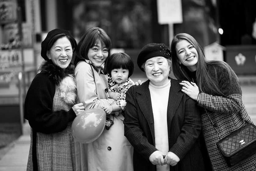 スザンヌさんのインスタグラム写真 - (スザンヌInstagram)「七五三👘﻿ 4世代👵🕵️‍♀️🙋‍♀️👩👶﻿ 女系編。﻿ ﻿ ばあちゃんもお昼約束があるのに朝から来てくれて←いちばん忙しい。笑笑 ﻿ ﻿ 母には息子の袴の肩上げから着付けまでしてもらって、﻿ ﻿ 妹はいつもわたしたち親子の最強な味方だし、﻿ ﻿ 姪はただただ可愛くて﻿ わたしたちをいつも笑顔にしてくれるし、﻿ ﻿ この家族に産まれて﻿ 育ててもらってほんとに幸せだし、心から感謝してます🙏←普段面と向かってはなかなか言えないからここで。﻿ ﻿ 喧嘩もするし、大変なこと今までもこれからもたくさんあると思うけど、これからもどうぞよろしくね❤︎﻿ ﻿ そして最後のばあちゃんと、息子との写真なかなかないから撮ってもらえて嬉しい😆﻿ ハニカミながらも﻿ ばあちゃんをぎゅーとする﻿ 息子が可愛かったなぁ❤︎﻿ ﻿ ﻿ #七五三﻿ #七五三ってなんだかとってもいいね #モノクロバージョンも送ってくれた @kumamoto__city 素敵な写真たくさんありがと😊 #今日はこれから静岡だよ #久々 #たのしみだな」11月28日 7時40分 - suzanneeee1028