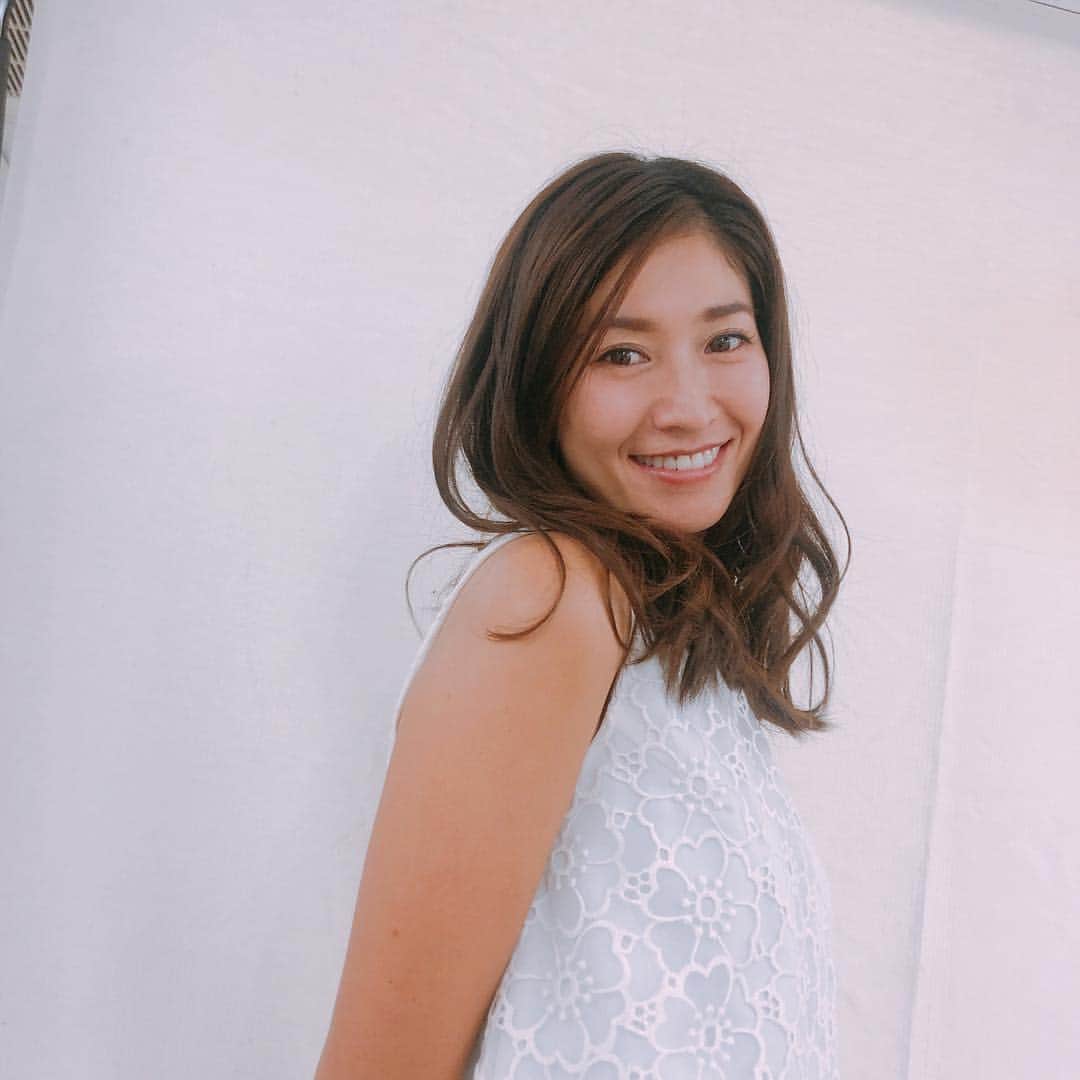 森下千里のインスタグラム：「. メイク💄してもらったら、 やたら大人な顔になりました。 眉毛がとくに印象違うと思うけど、わかる？ . . 髪の毛の巻き方、上手になりたいなぁ。. . #makeup #make #lip #メイク #撮影 #コメント #お弁当」