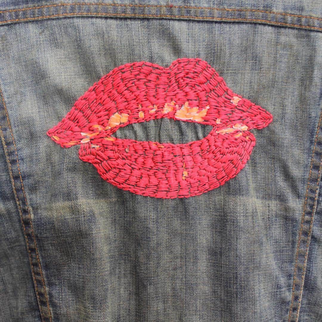 デニモクラシーさんのインスタグラム写真 - (デニモクラシーInstagram)「Beauty is in the details. Denim jackets are a must this winter, but add some stitch work or patches to personalize your favorite jacket. #denimjacket #vintage #lips #tuesdaytip」11月28日 8時04分 - denimocracy