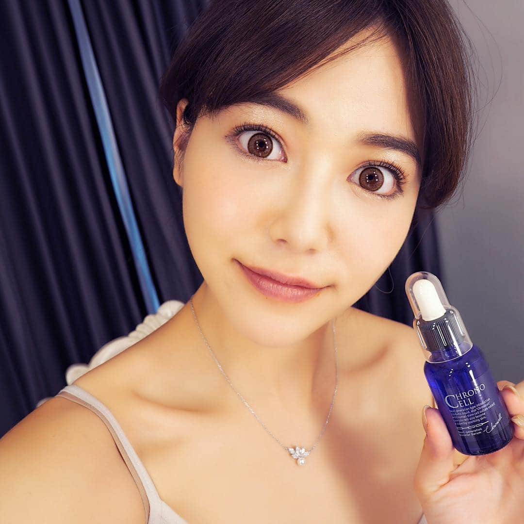 のインスタグラム：「おはよん☺️💕✨ . 本日情報解禁🙌💓✨ なんと！本日11/28発売のから新しい新商品✨クロノセル✨のビューティーモデルをさせていただきました😭💕 . 発売前から特別に使用させていただいていたのですがさすが話題のヒト幹細胞培養液🤭❣️ . お肌のターンオーバーを活性化させてくれるのでしわやシミの改善に効果的なの🙇‍♀️✨ . 生まれつきそばかすはあるけど、そばかす以外の目の下にシミ予備軍がすごく気になってたので、これでケアすることでだいぶ良くなってきた気がします😝🌸✨ . いつものスキンケアに取り入れるだけで大分変わるなぁとしみじみ💕 . ぜひ試してみてね☺️💓❣️ 今日も一日頑張ろうね🌸✨ . #クロノセル #chronocell #ヒト幹細胞培養液 #ヒト幹細胞コスメ #幹細胞コスメ #スキンケア #skincare #beauty #instabeauty #ビューティー #美容 #モデル #model #イメージモデル #ビューティーモデル #コスメ #cosmetics #美容液 #美肌 #ターンオーバー #エステ #おうちエステ #ベスコス #makeup #happy #smile #メイク #makeup」