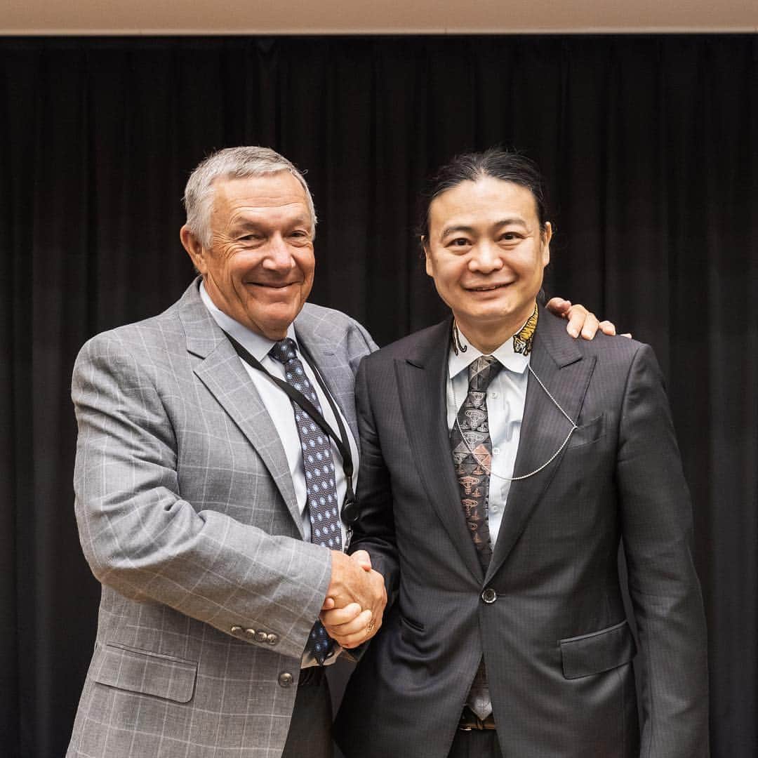 苫米地英人のインスタグラム：「参議院議員会館 講堂で開催されたBWFインターナショナル主催のマークシューベルト講演会。「米国トップコーチが教えるリーダーマインド青少年育成プログラム」 後援 経済産業省、スポーツ庁  概要  米国オリンピック代表水泳チームの元監督で、マイケル・フェルプス選手の幼少時代からコーチをしていたマーク・シューベルト氏が来日し、学校教育やスポーツに於いて顕著な成果を収める為のマインドの仕組みや最新の方法論を解説。  マーク・シューベルト氏自身の師であった故ルー・タイス氏が開発したスポーツ並びに青少年の育成とマインドの強化プログラム『PX2』に関して、主催団体であるBWFインターナショナル代表理事苫米地英人博士が教育現場での実績などをご紹介。  マークシューベルト 元米国オリンピック代表水泳チーム監督マーク・シューベルト氏は、70年代に故ルー・タイス氏に師事、80年代からは代表チーム監督を歴任しており、27歳の時には、アメリカオリンピック水泳チームを率いて3つの金メダルと2つの銀メダルを獲得しています。その後も長年に渡り、アメリカオリンピックチームを率い、13歳の時から指導していたマイケル・フェルプス選手は北京オリンピックで8冠王を記録、ロンドンオリンピックでは史上初の3大会連続金メダルの偉業を達成しています。計26人のオリンピック選手を育て、金メダル29個、世界新記録50個、全米新記録300個を達成させ、アメリカ代表監督は既に退きましたが、現在でも世界のトップ選手を指導しています。  Lecture “Developing youth leader mind” by coach Mark Schubert and Dr.Hideto Tomabechi at Lecture Hall at House of Councilors of Japan (Upper House of Japan), supported by Ministry of Economy, Trade and Industry of Japan .  Also supported by Japan Sports Agency.  Mark Schubert was a head coach for US Swimming Team for many years.  He educated 26 American Olympic swimmers and led winning 29 Gold Medals, 50 World Records, and 300 US Records.」