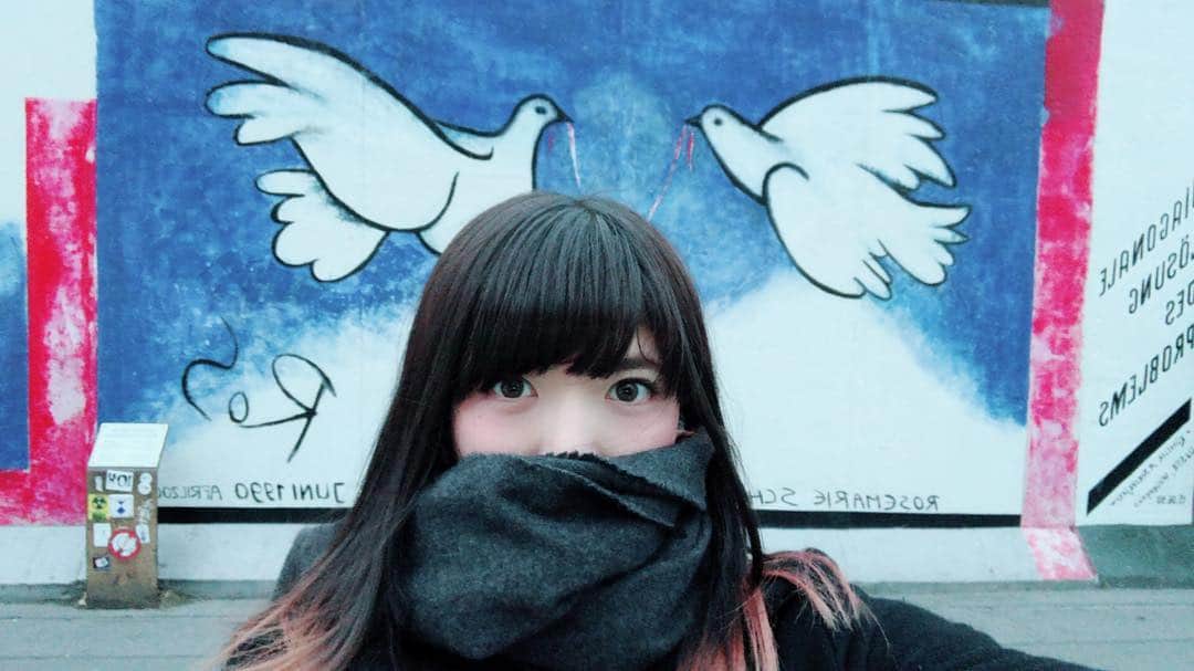 小鳩ミクさんのインスタグラム写真 - (小鳩ミクInstagram)「small pigeon sightseeing at Berlin ベルリンの壁 見に行ったんだっぽ。 #Berlin #EU ツアーの思い出 #marimekko のバック (ちゃんとフィンランドで買えたんだっぽ❤️)」11月28日 0時26分 - kobatomiku