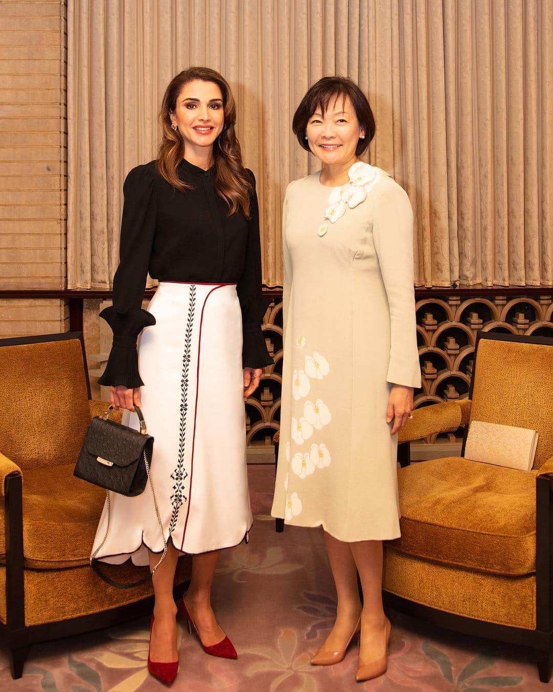 ラーニア（ヨルダン王妃）さんのインスタグラム写真 - (ラーニア（ヨルダン王妃）Instagram)「خلال لقاء مع عقيلة رئيس الوزراء الياباني السيدة الأولى أكي آبي في طوكيو اليوم #الأردن #حب_الأردن #اليابان #طوكيو  From my meeting with the wife of Japan’s Prime Minister, First Lady Akie Abe in Tokyo today #Jordan #LoveJO #Japan #Tokyo」11月28日 1時22分 - queenrania