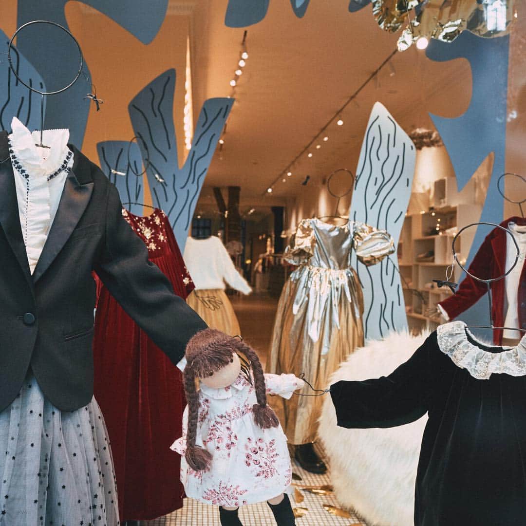 bonpointさんのインスタグラム写真 - (bonpointInstagram)「Today, we are thrilled to introduce you to the magical spirit of the Madison boutique in New York.  Stop by to enjoy the wonderful atmosphere, and get inspired to spoil your little ones. Stay tuned, more to come... 🍒 . . . #christmasbybonpoint#bonpointchristmaswindows #windowdisplay #christmasspirit #festiveseason #winterseason #christmascollection」11月28日 1時45分 - bonpoint