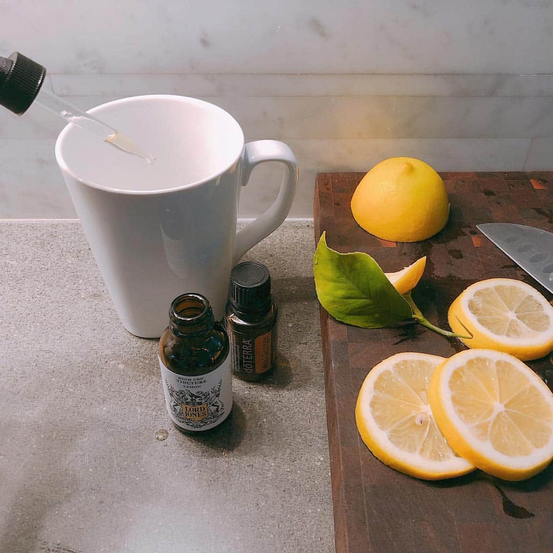 デビー・ライアンのインスタグラム：「reunited with my alchemy. tinctures and oils and lemons from our tree 🍋 hey keep it fresh in the winter y’all」
