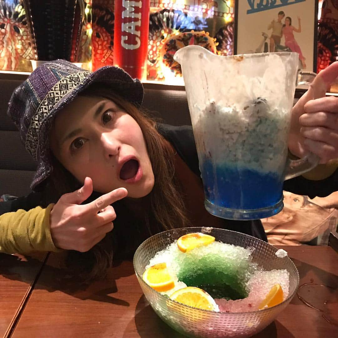 アンジェラ佐藤さんのインスタグラム写真 - (アンジェラ佐藤Instagram)「２軒目はトムボーイカフェの名物モーモーパフェ 高さ40cmの巨大パフェに、おばちゃんｷｬｯｷｬｳﾌﾌしちゃっただよ( ﾟ∀ ﾟ)ｱﾗﾔﾀﾞ . .  #アンジェラ佐藤 #トムボーイカフェ #渋谷 #巨大パフェ #モーモーパフェ  #生クリームうめえ #モアイがチョコアイスでできとる #モアイとあたし #兄弟 #下がカラフルなかき氷 #薄くスライスした果物とビスケットの組み合わせが絶妙なのだよ  #アイスや生クリームと一緒に食べるとなんかミルフィーユっぽく感じるんだわー #しかし最後のかき氷で身体が冷えたので蒙古タンメン中本で〆ラーしよかな？」11月28日 3時18分 - angela_satou