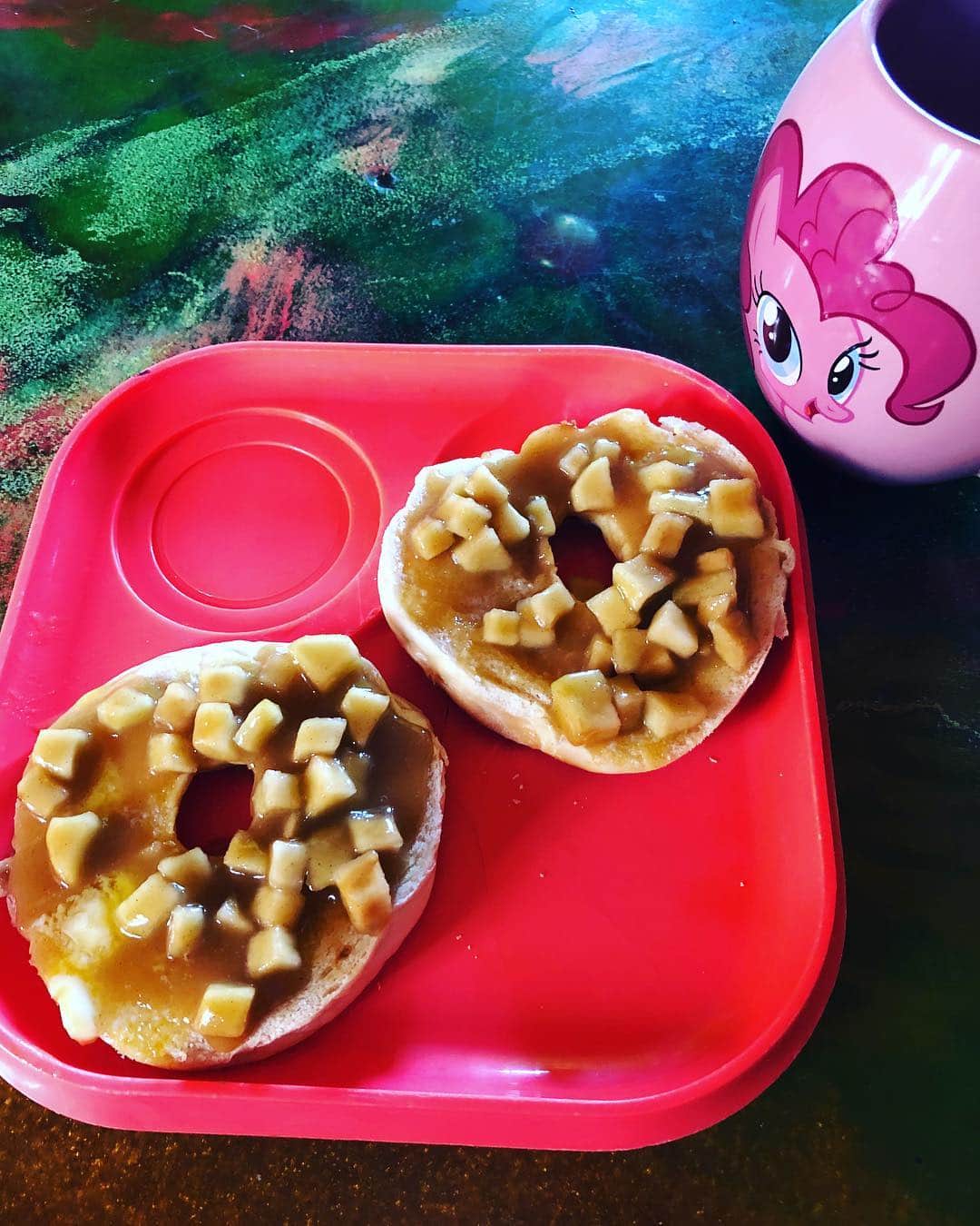 野沢直子さんのインスタグラム写真 - (野沢直子Instagram)「サンクスギビングのあと、残り物でターキーサンドウィッチ🥪作ったりが定番だけど、うちはノーターキーだったので🤣🤣真珠が作ったアップルパイのりんごの煮たのの残り物をベーグルにのせて食べてる❤️ んまい💕 #感謝祭#うちは真珠に感謝祭笑笑」11月28日 3時37分 - naoko.nozawa