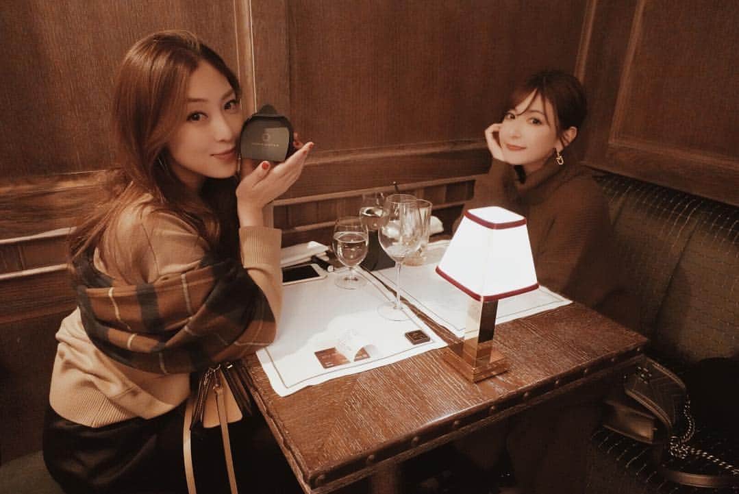 のインスタグラム：「1日目のディナーは SMALL LUXURY HOTELの中のレストランへ✨ 雰囲気は良いんだけど… ご飯は微妙でした。笑 昨日はレストラン当たりで 凄い素敵だったんだよねー🤤♡ また紹介しますっ💕 ・ ・ ・ ・ #christmas#christmastree #london#ロンドン#uk#restaurant」