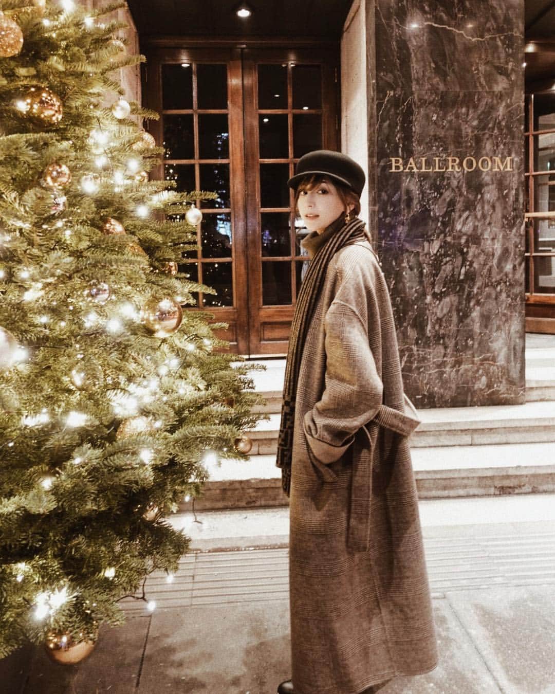 のインスタグラム：「寒いけどクリスマスの季節大好き🎅♡ そしてこのコート可愛すぎる。 ウール素材でしっかりしてるので ずっと着られる1着です💕 ・ ・ ・ ・ casquette:5,400yen coat:52,000yen @marque_official  11月30日発売💕 ・ ・ ・ #coordinate#ootd#outfit#fashion#blogger#japan#marque#marqueofficial#marqueimport#マルク#チェックコート#ウールコート#christmas#christmastree #london#ロンドン#uk#イギリス#🇬🇧」