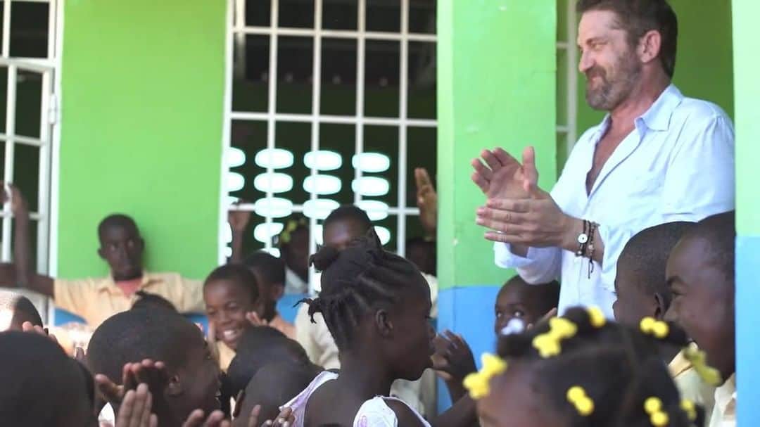 ジェラルド・バトラーのインスタグラム：「Around 61 million of the world’s hungriest children do not attend school. In order to survive, they have to work or beg. Even if they do make it into the classroom, hunger affects their ability to learn. I was just in Haiti last week and saw how @MarysMeals school feeding programs transform children's lives. Their program is so simple and £13.90/€15.60/$19.50 is all it costs for them to feed a child for a whole school year. If you are looking for an organization to support for #GivingTuesday, consider @MarysMeals. You can learn more and donate at https://www.marysmeals.org/donate. Link in bio.」