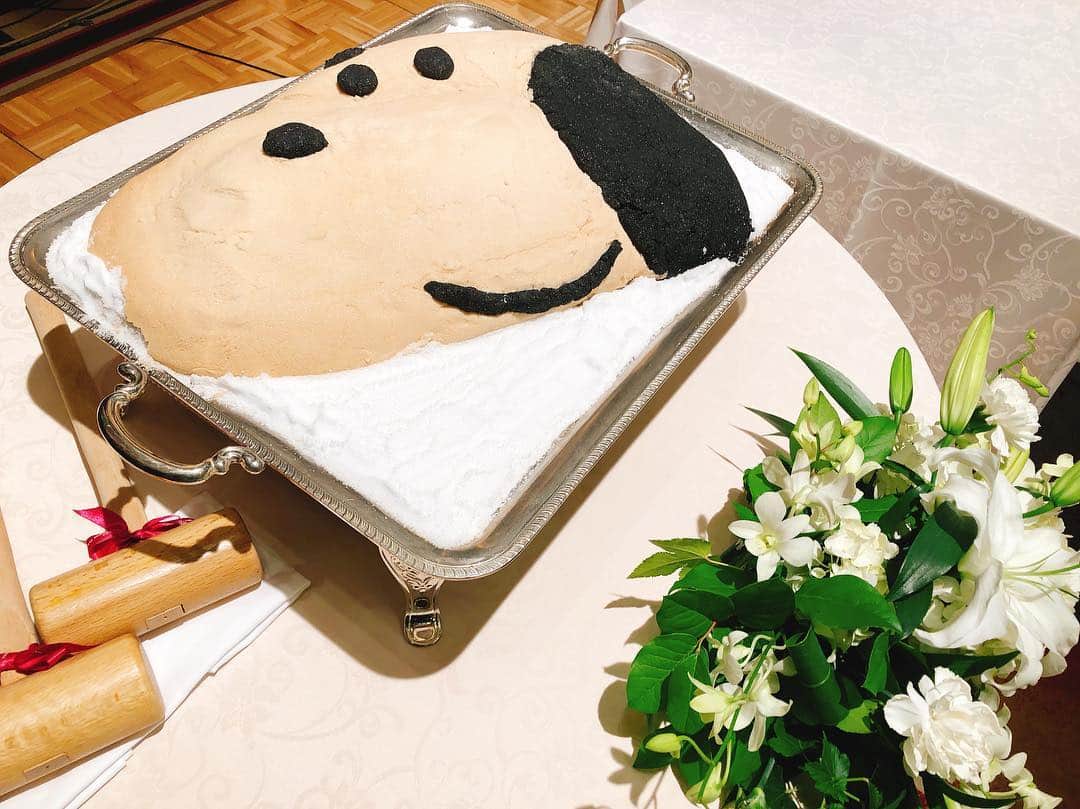 ANA クラウンプラザホテル大阪 ブライダルプロデュースのインスタグラム：「鯛の塩釜をスヌーピーで🐾 * #wedding#bridal#osaka#hotel#hotelwedding#weddingparty#weddingphoto#dress#anacrowneplaza #大阪#結婚式#披露宴#卒花嫁#プレ花嫁#コーディネート#ウェディングレポ#ファーストバイト#ANAクラウンプラザホテル大阪  #ANA_CROWN_PLAZA_PHOTO」
